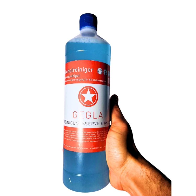 GEGLAs blauer Alkoholreiniger 1-liter-Dosierflasche wird in der Hand gehalten. 